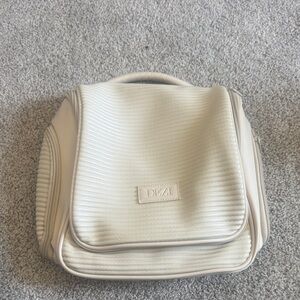 Dezi pack it all multi purpose hanging bag